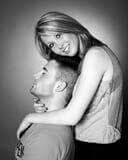 Portrait de couple en studio, photo en noir et blanc