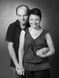 Portrait de couple en studio en noir et blanc