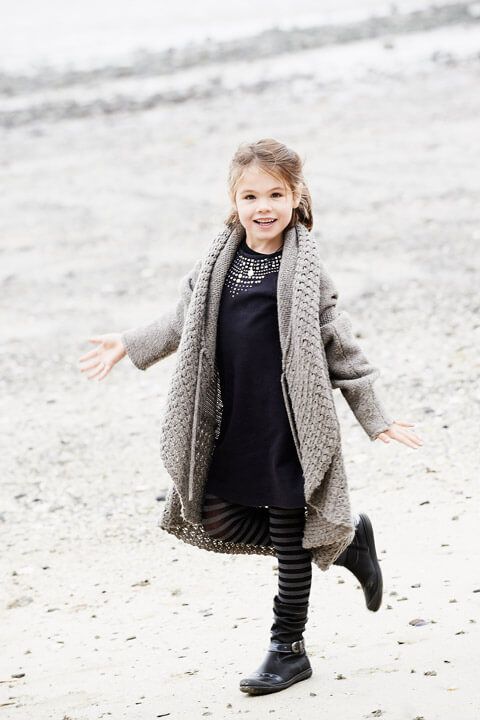 Photo d'enfant à la plage, hiver
