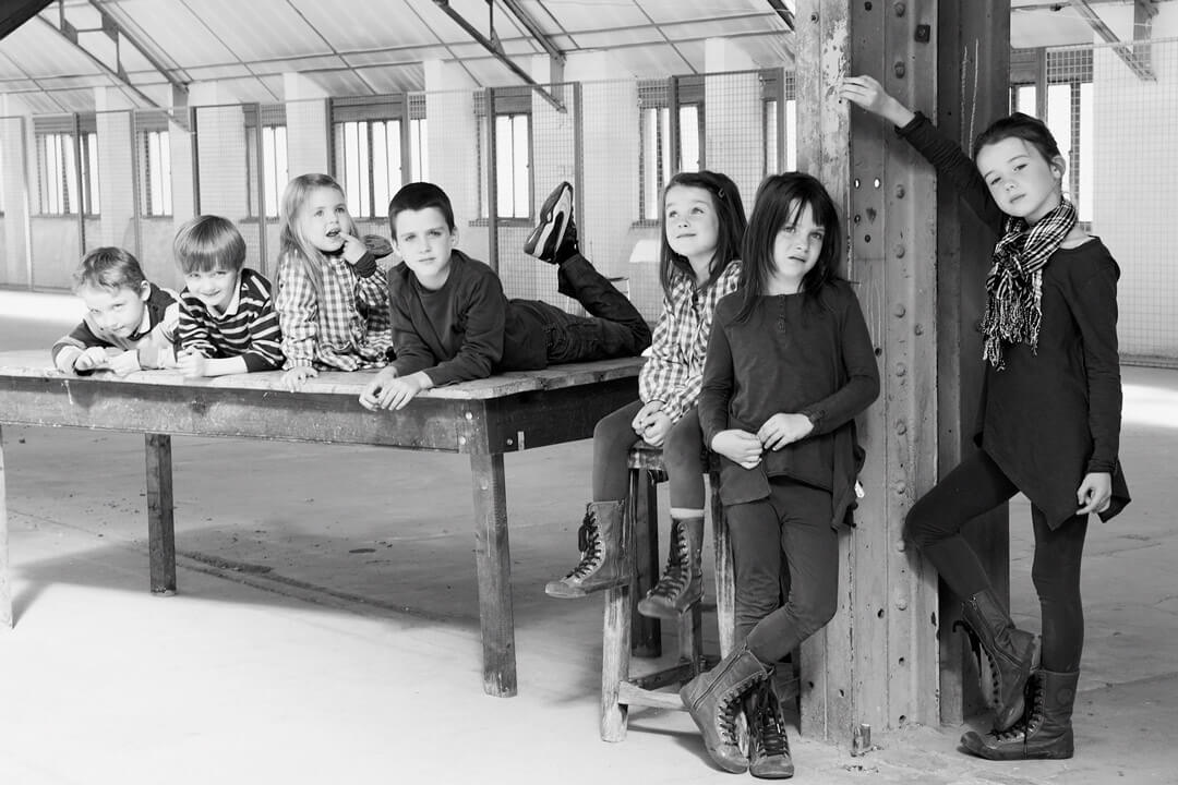 Photo d'enfants au petit écho de la mode, noir & blanc