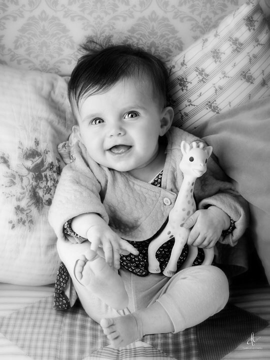 photographie de bébé en noir et blanc