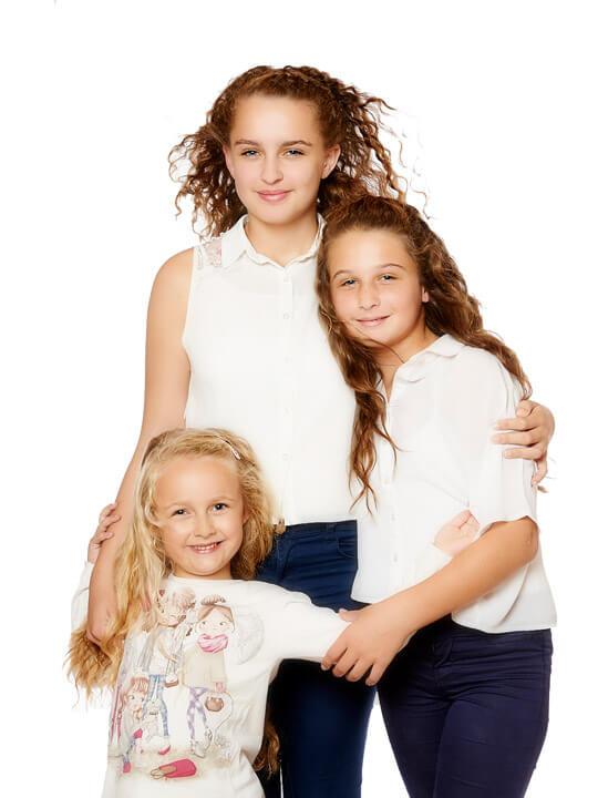 Photo de soeurs en studio, couleur et fond blanc