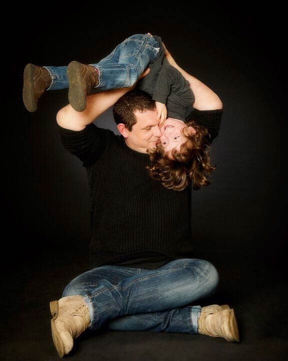 Une séance entre papa et son fiston Photo père-fils en studio, couleurs