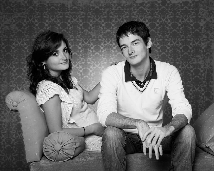 Un air de famille c'est sûr! Portrait d'une soeur et son frère, studio noir et blanc