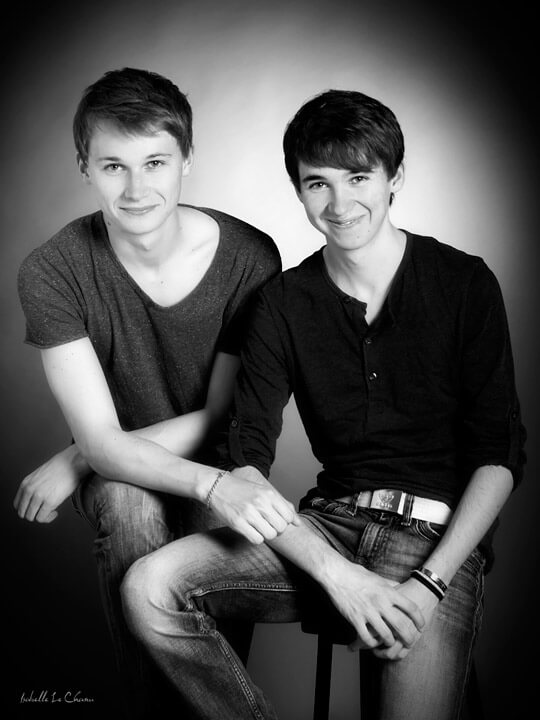 Les frangins en photo noir et blancs Portrait studio frères, noir et blanc