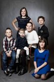 Portrait des enfants d'une famille en studio