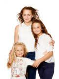 Photo de soeurs en studio, couleur et fond blanc