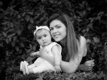 Portrait photo extérieur d'enfant et bébé en noir et blanc