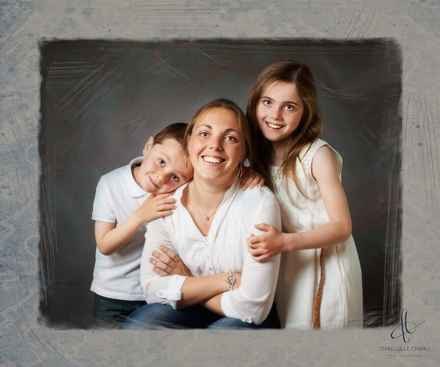 Une maman est ses enfants en tableau Photographie mère-enfants en studio
