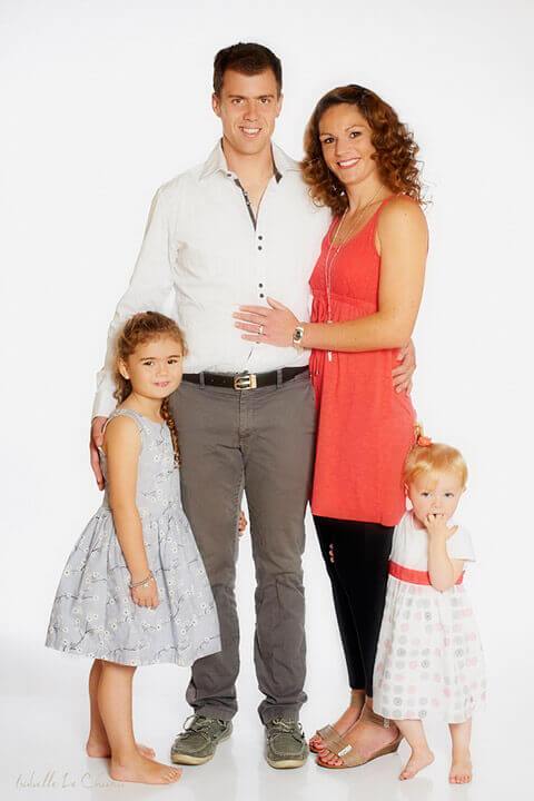 Photo de famille réalisée en studio Portrait de famille en studio sur fond blanc