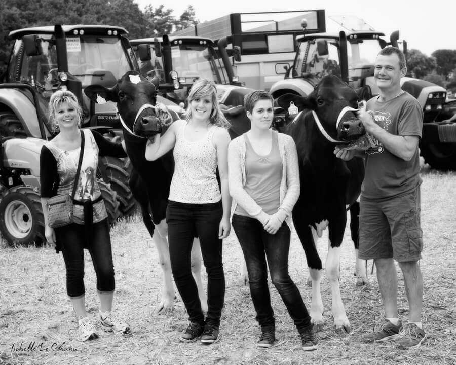 Photo d'une famille lors d'un comice en Bretagne Photo d'une famille d'agriculteurs