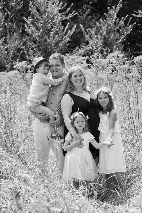 Portrait de famille en noir et blancs photo famille en noir et blancs, en exterieur