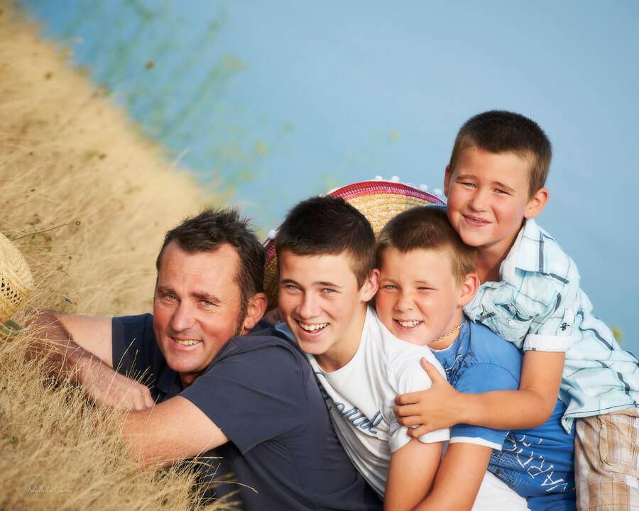 Un père et ses 3 garçons Photo père-fils en lumière naturelle