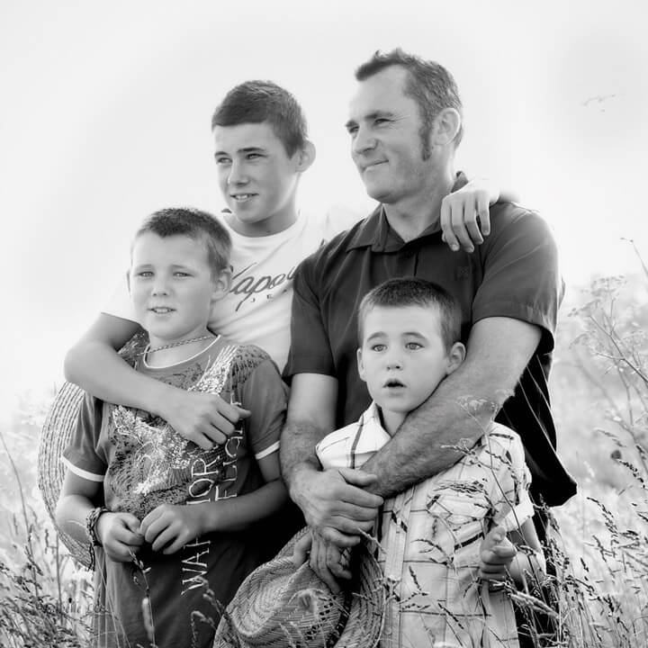 Un beau cadeau pour Maman Photo extérieur noir et blancs Père-fils