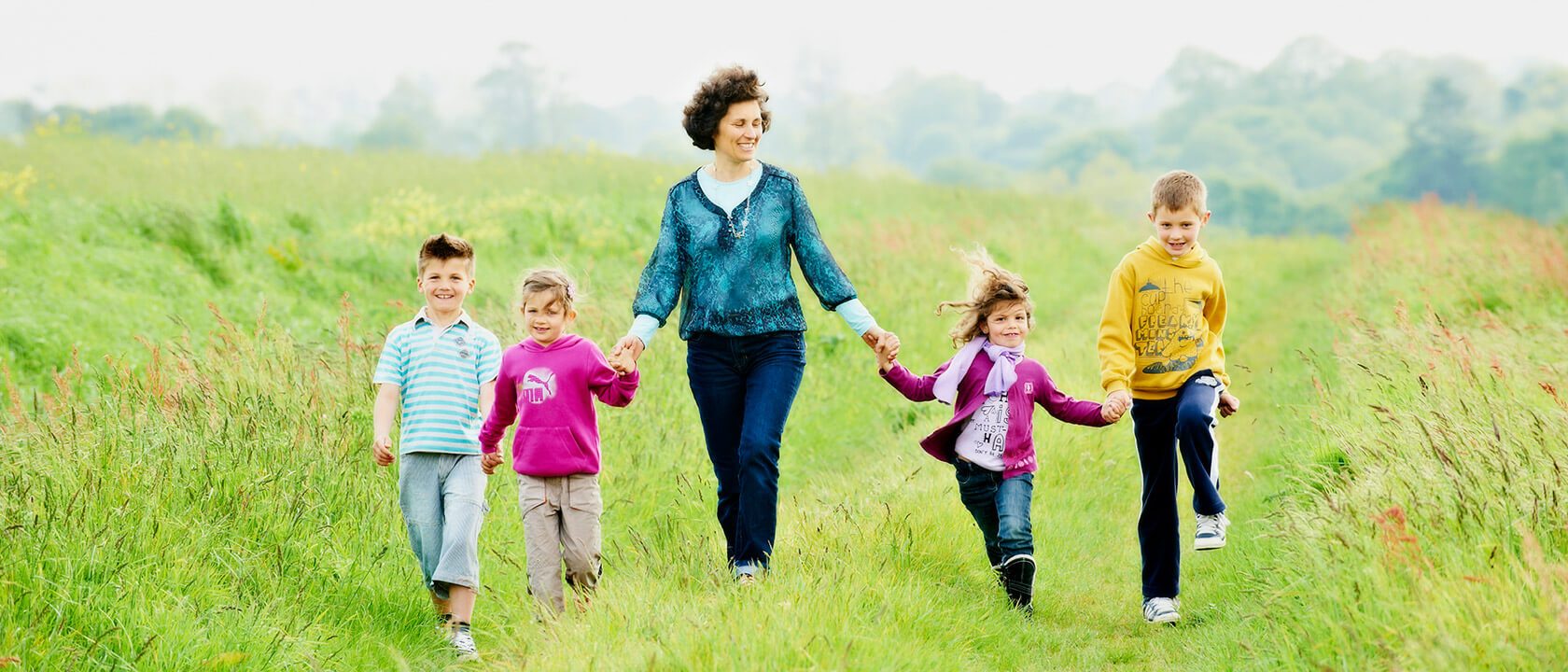 Balade avec les enfants photo famille lifestyle en exterieur