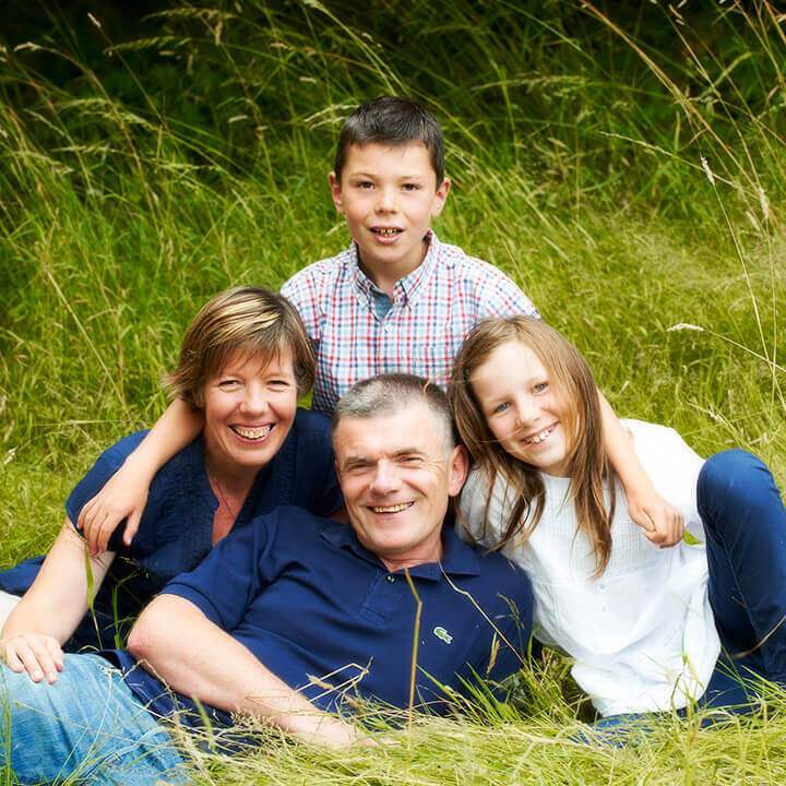 Une famille dans l'herbe Photo de famille en exterieur, Bretagne