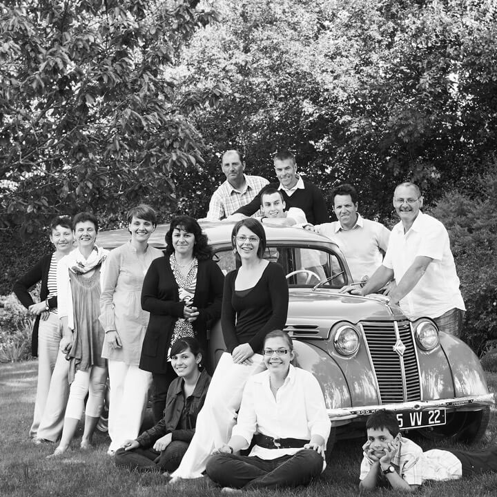 Une famille réunie pour une séance photo en extérieur Photo portrait de famille en extérieur