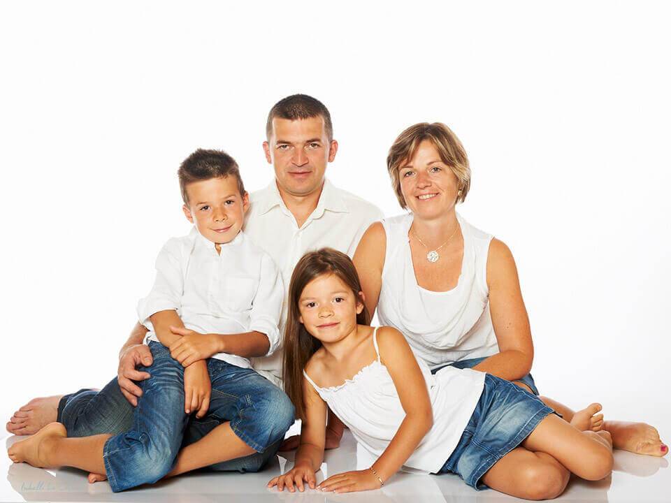Portrait de famille, studio Imagez-vous Portrait de famille en studio sur fond blanc
