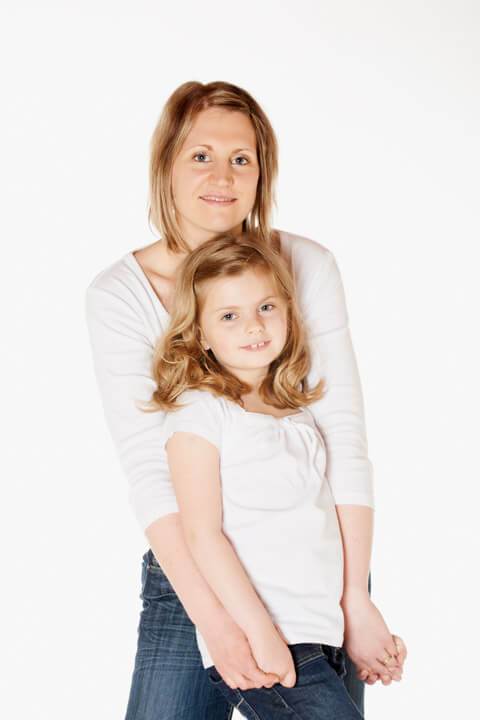 Séance photo en studio, fond blanc Photo mère-fille en studio