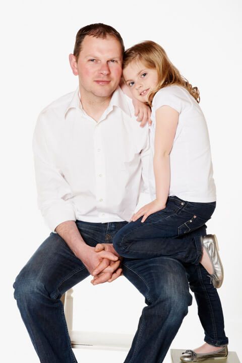 Séance photo en studio, fond blanc Photo père-fille en studio