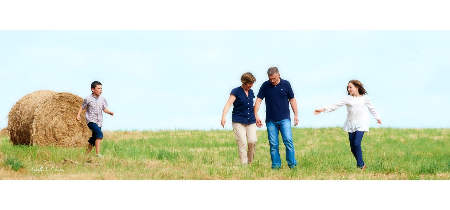 Séance photo en famille après la moisson Séance photo en famille, Bretagne