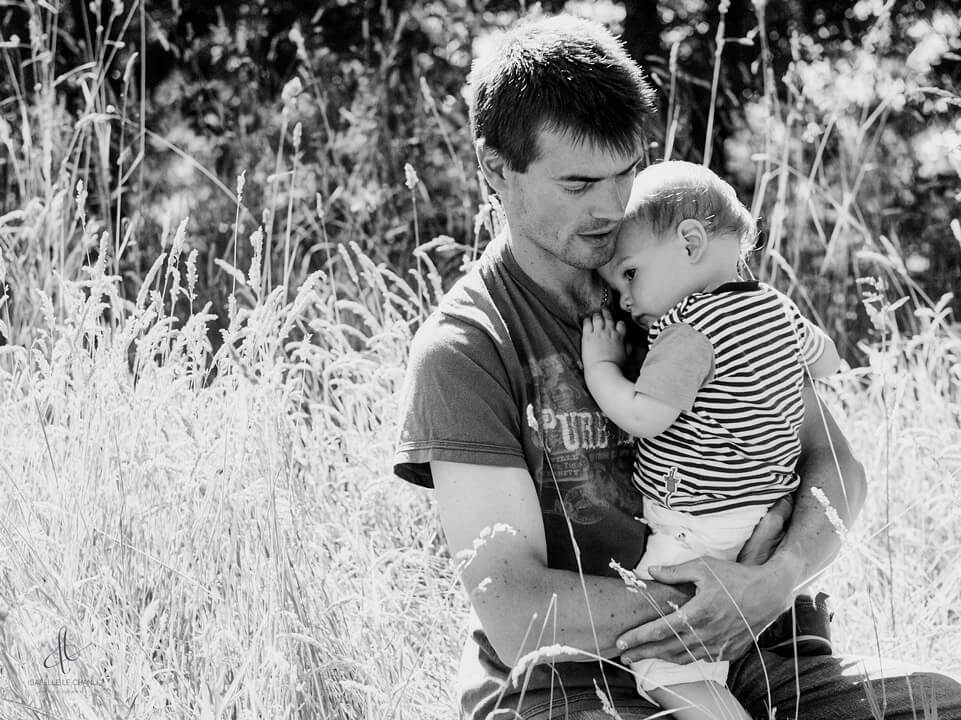 Tendresse entre un papa et son enfant Photo d'un père et son enfant - noir et blanc extérieur