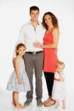 Portrait de famille en studio sur fond blanc