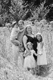 photo famille en noir et blancs, en exterieur