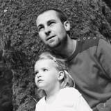 Photo père-fille, noir et blanc, extérieur