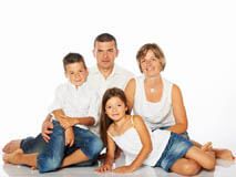 Portrait de famille en studio sur fond blanc