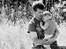 Photo d'un père et son enfant - noir et blanc extérieur