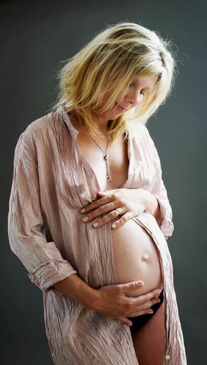 Photographie de grossesse prise en studio Photo grossesse couleur en studio