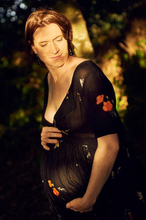 Lumière naturelle pour une future maman douce Photo de femme enceinte en lumière naturelle