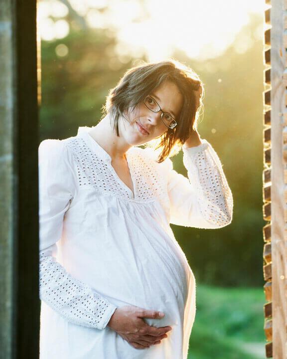 Photographie d'une femme enceinte à la lumière du jour Photo grossesse en exterieur
