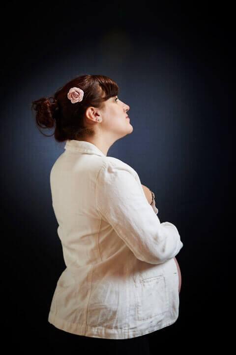 Future maman photographiée en studio Photo de future maman en couleur, studio Imagez-vous