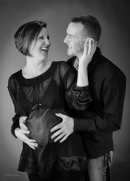Grossesse heureuse pour ce couple photographié en studio Photo grossesse & couple en studio