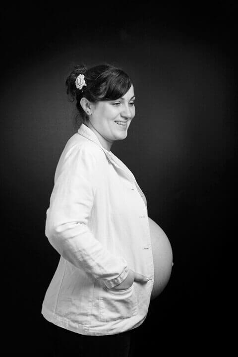 Une future maman souriante Photo grossesse en noir et blanc, studio professionnel