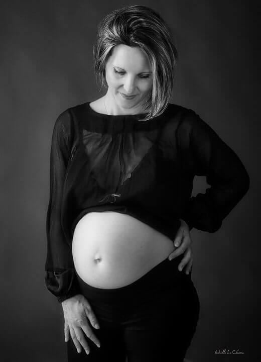 Photo studio, en noir et blanc Photo grossesse noir et blanc studio
