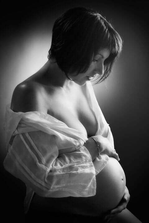 Photo de grossesse prise en studio Photo de grossesse par Isabelle Le Chanu - Studio professionnel - Bretagne