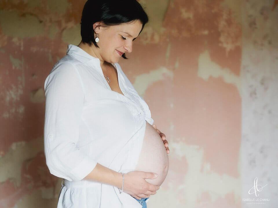 Future maman photographiée en studio Photographie studio d'une future maman