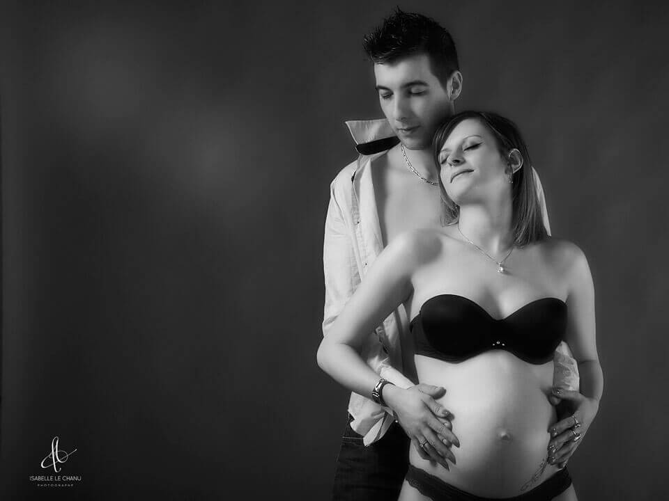 Photo de couple, prise en studio Photo noir & blanc de couple, grossesse