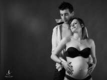 Photo noir & blanc de couple, grossesse