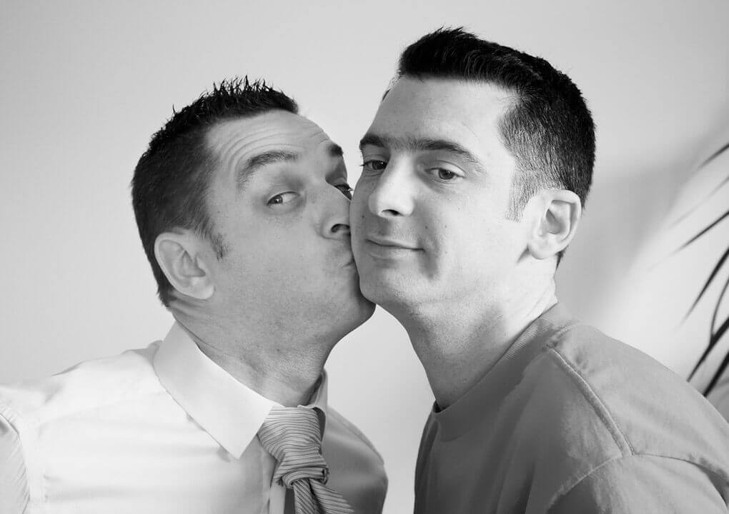 Photo du marié en préparation