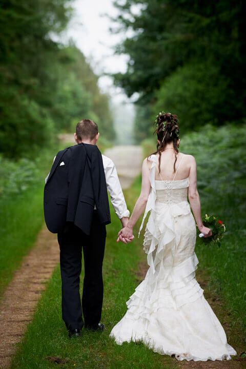 Est-ce que tu veux partager mon chemin? Photographie des mariés ensemble