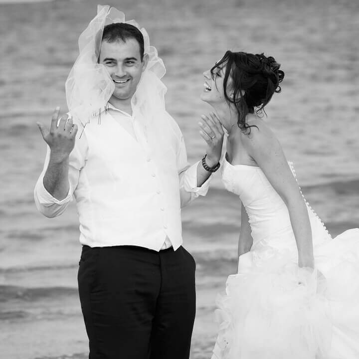 Rire et complicité des mariés Photo de mariés à St-Quay Portrieux - Bretagne 22