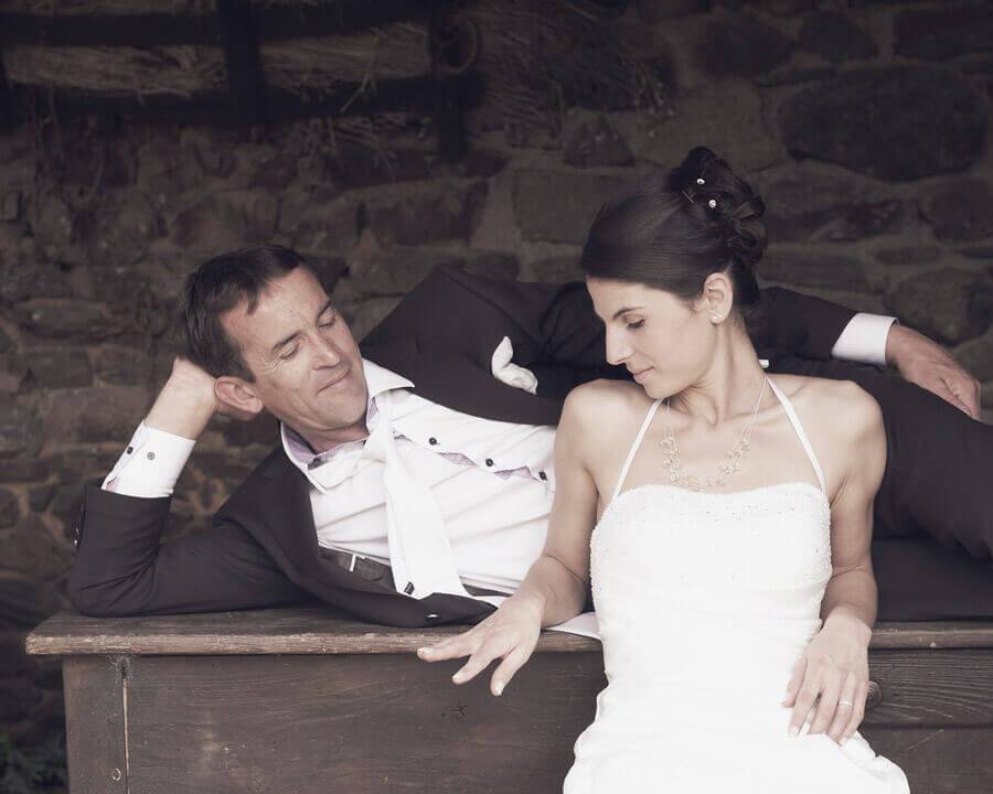 Pause complicité entre les mariés Photo de couple - Mariage près de St-Brieuc