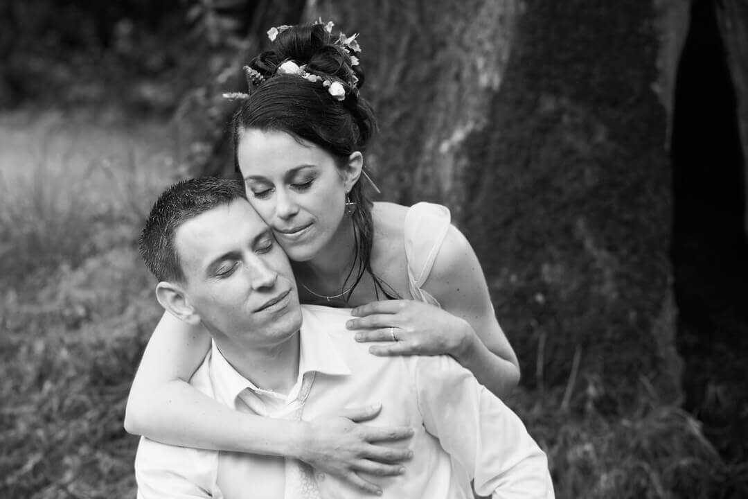 Tendresse des mariés Photo de couple en noir&blanc en Bretagne