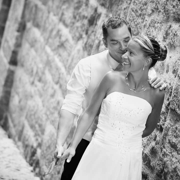 Portrait des mariées en noir et blanc Portrait des mariées en noir et blanc