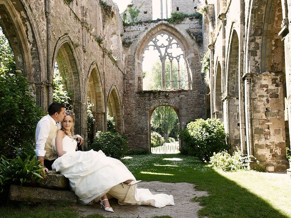 Photo de mariés à l'abbaye de beauport, Paimpol Photographie de mariage, Paimpol, couple