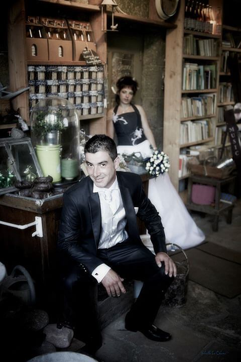 Portrait de mariés dans une brocante Photographie de mariés, brocante Bretagne